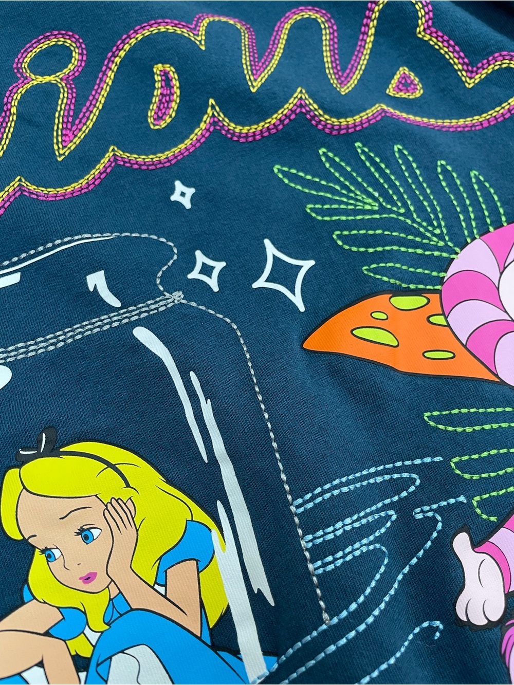 Disney Alice in Wonderland  T- Shirt Curious Women's Size XS (0-2) - Picture 7 of 9